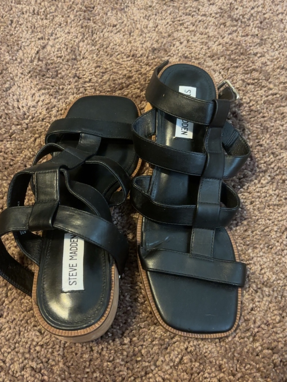 Steve Madden Black Strappy Gladiator Flat Sandals
I can clean before shipping